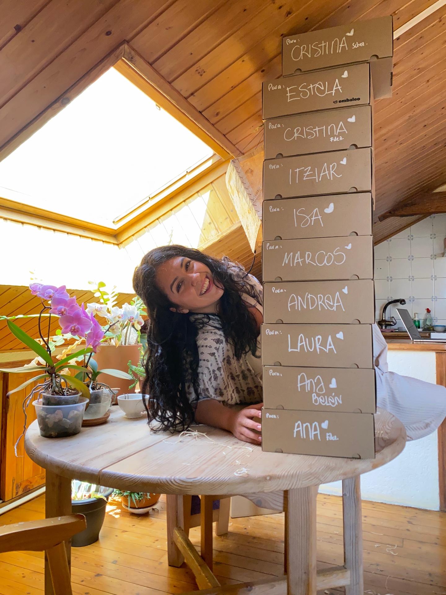 Ana Elisa con cajas de cacao ceremonial preparadas para la tribu